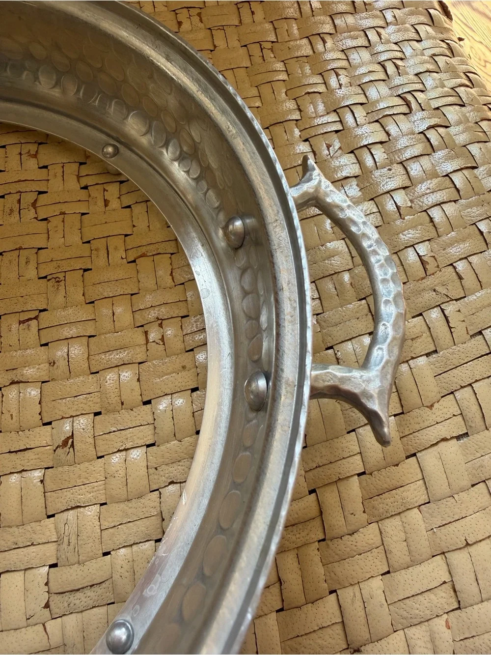 VTG Hammered Aluminum   Round Pie Holder Glass Pie  Dish  - Silver